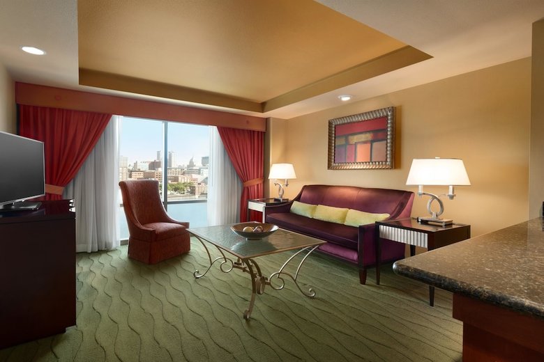 Hotel Embassy Suites By Hilton E Peoria Riverfront Conf Center