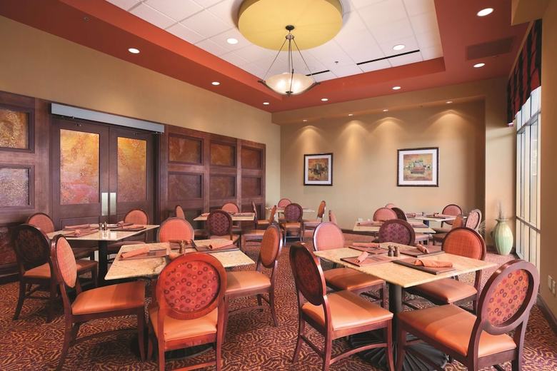 Hotel Embassy Suites By Hilton E Peoria Riverfront Conf Center