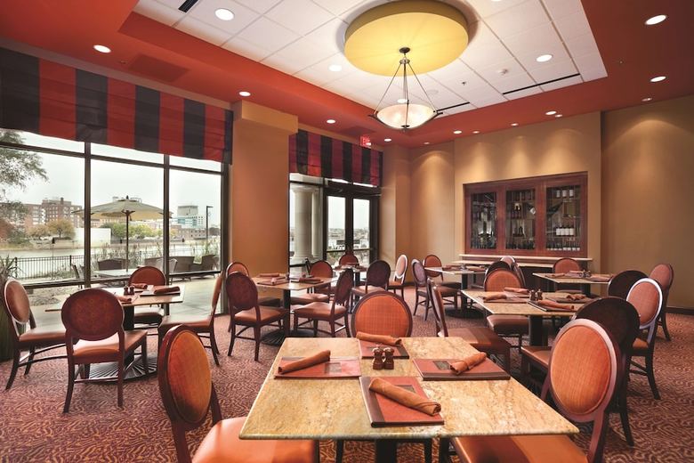 Hotel Embassy Suites By Hilton E Peoria Riverfront Conf Center