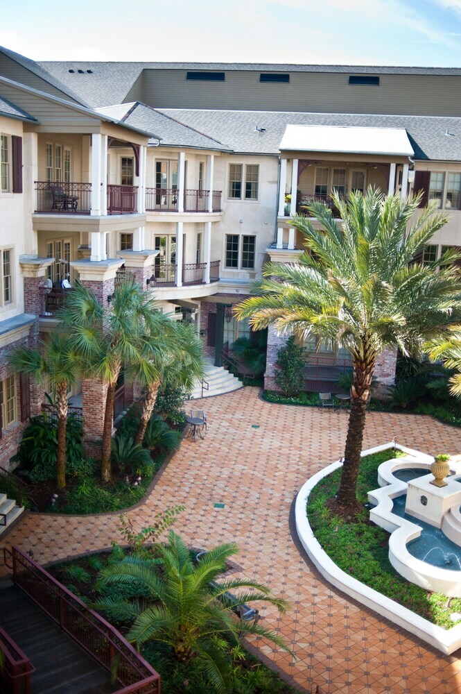 Carriage House Hotel