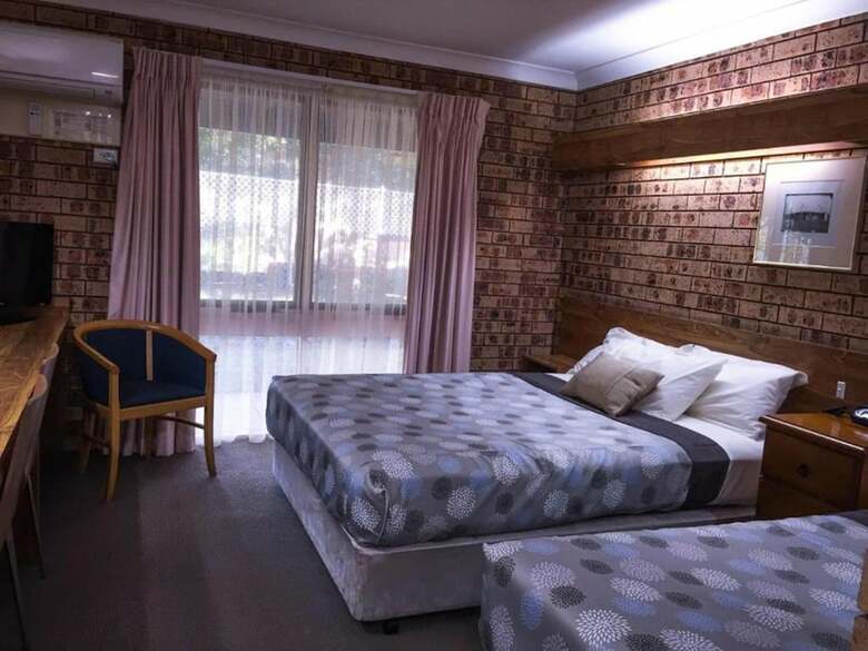 Ten Dollar Town Motel