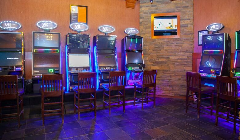 Hotel Twin Pine Inn & Suites