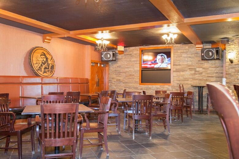 Hotel Twin Pine Inn & Suites