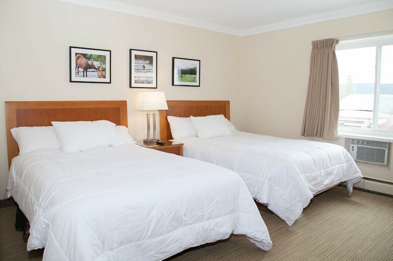 Hotel Twin Pine Inn & Suites