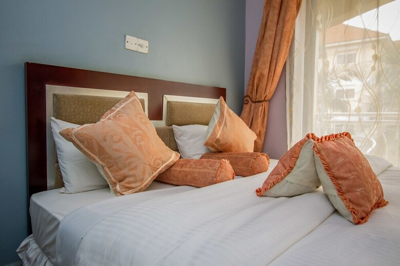 Hotel Crystal Suites And Apartments