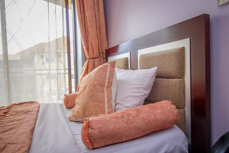 Hotel Crystal Suites And Apartments