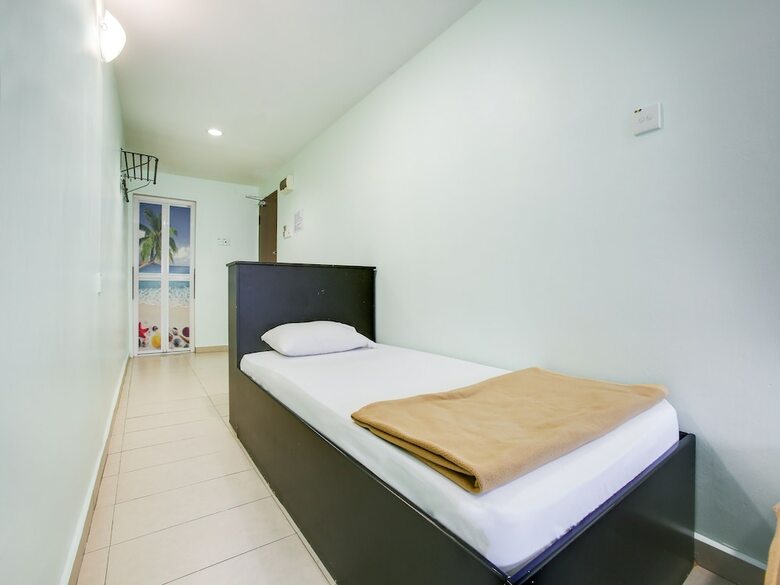 Oyo 89505 Hotel Sixty Six