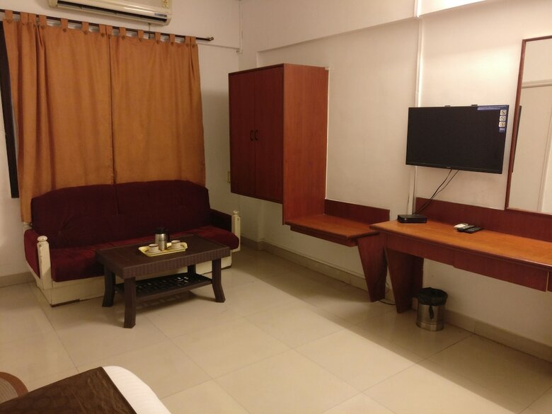 Hotel Hmr Royal Inn