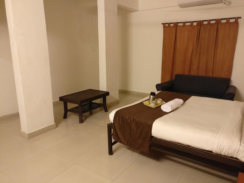 Hotel Hmr Royal Inn