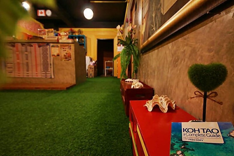 Hostal Baan Chalok Hostel