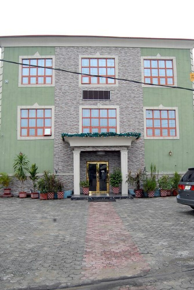 Royal Park Hotel & Suites
