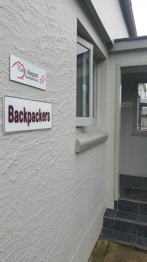 Hostal Kiwi Airport Backpackers