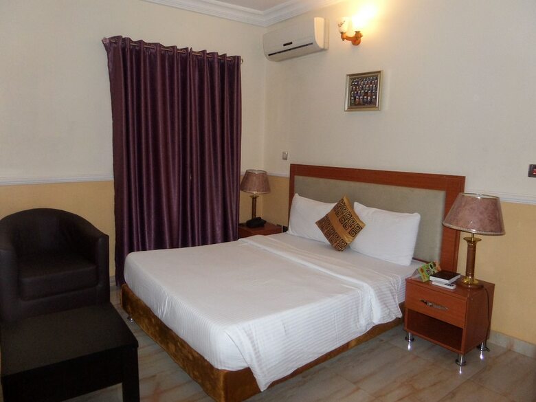 B's Hive Hotel & Suites