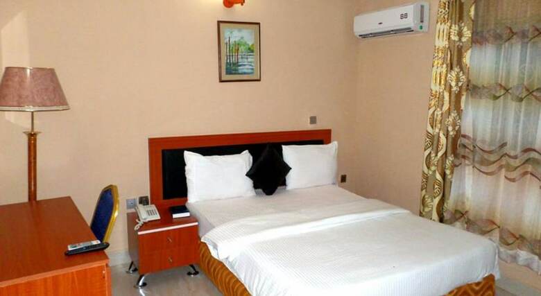 B's Hive Hotel & Suites