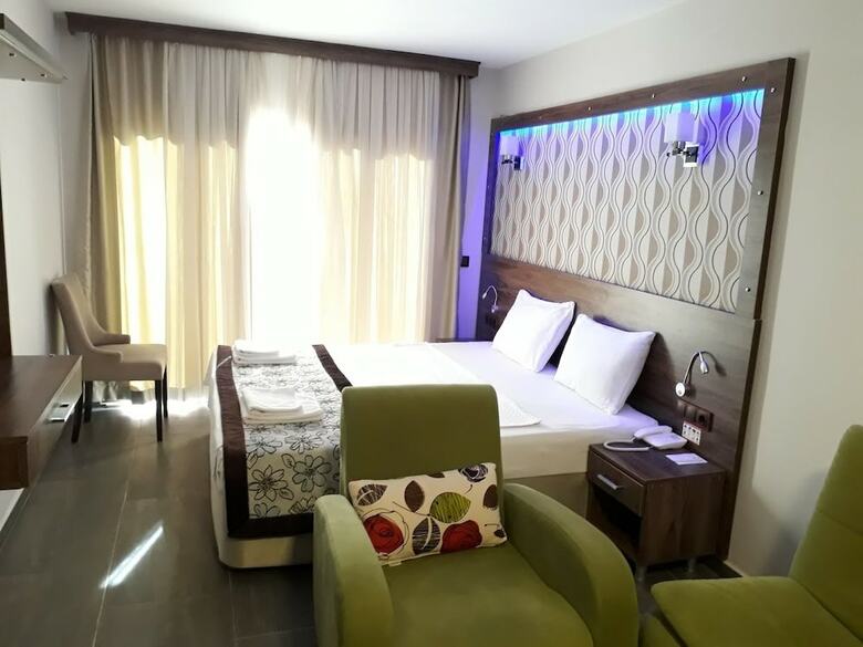 Dolphin Apart & Hotel
