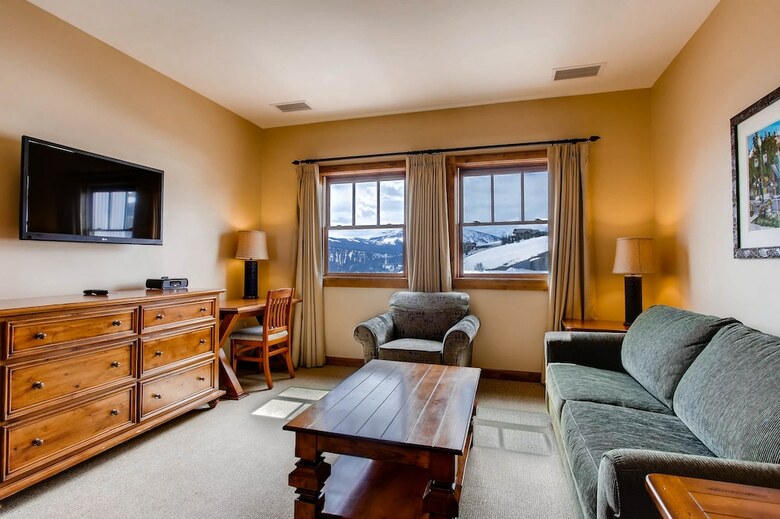 Posada Lodge At Mountaineer Square
