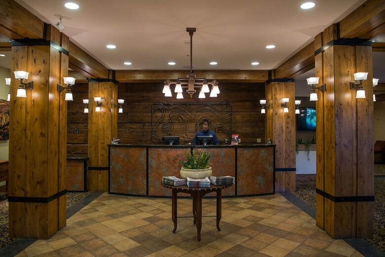 Posada Lodge At Mountaineer Square