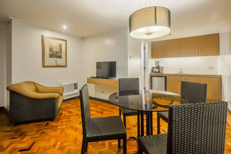 Hotel Salcedo Suites At Lpl Manor