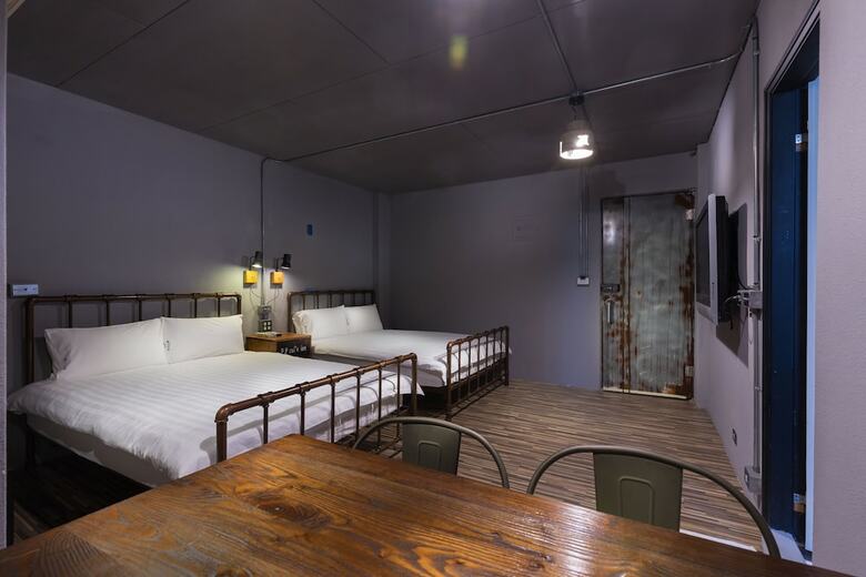 Bed & Breakfast Peace Prison Caf� Inn