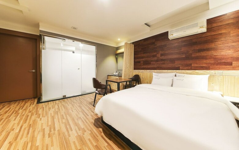 Hotel 7