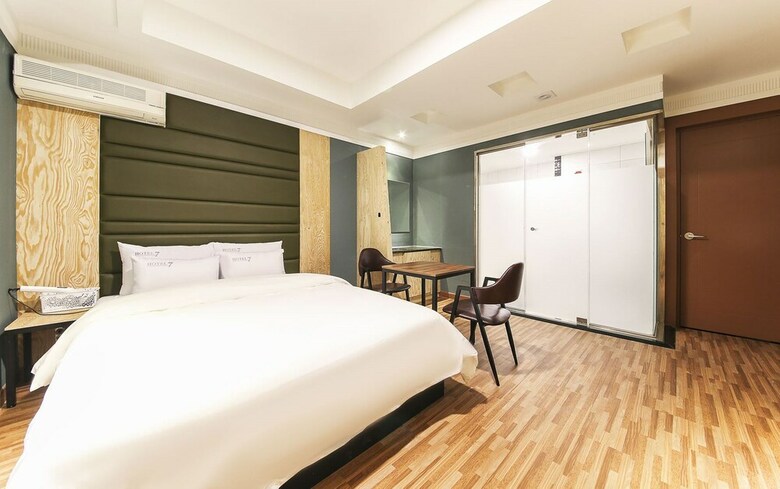 Hotel 7
