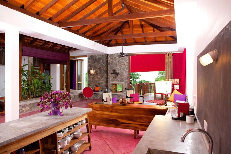 Utmt-underneath The Mango Tree Hotel