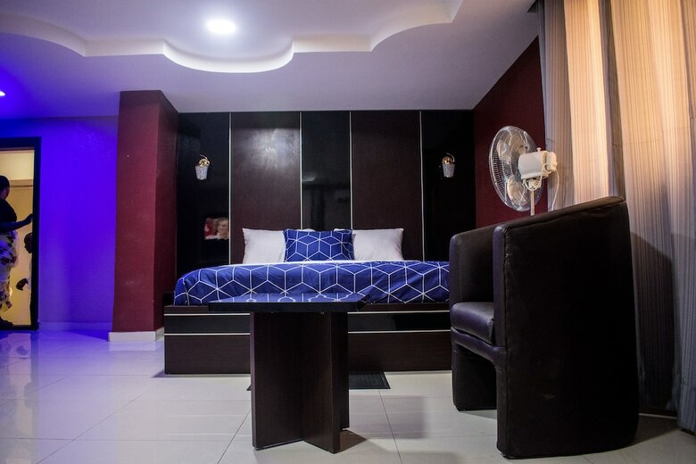 November 5 Hotel