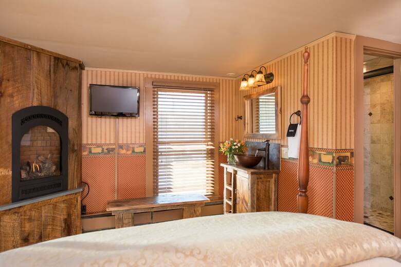 Golden Stage Inn Bed And Breakfast