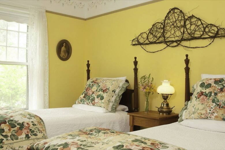 Golden Stage Inn Bed And Breakfast