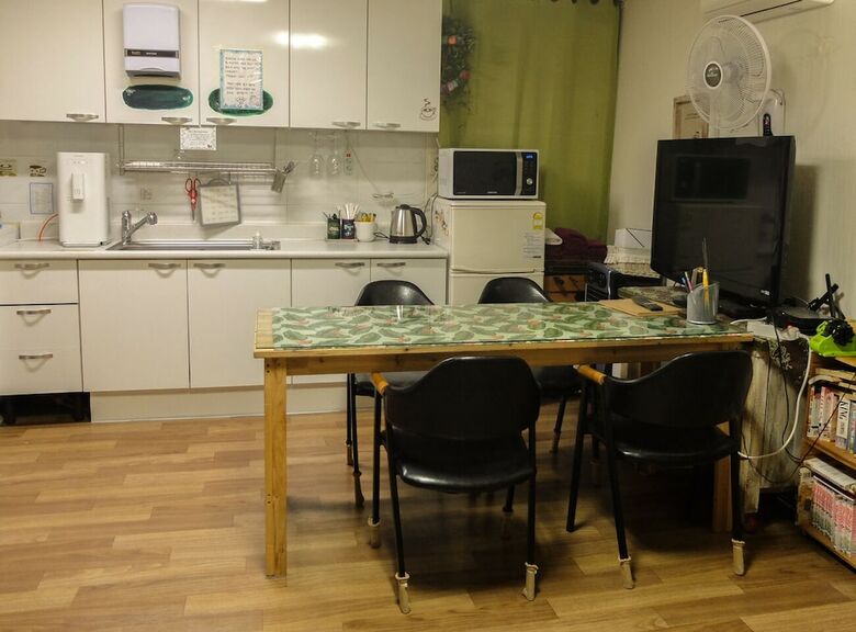 Hostal Owl's Nest Guesthouse - Hostel
