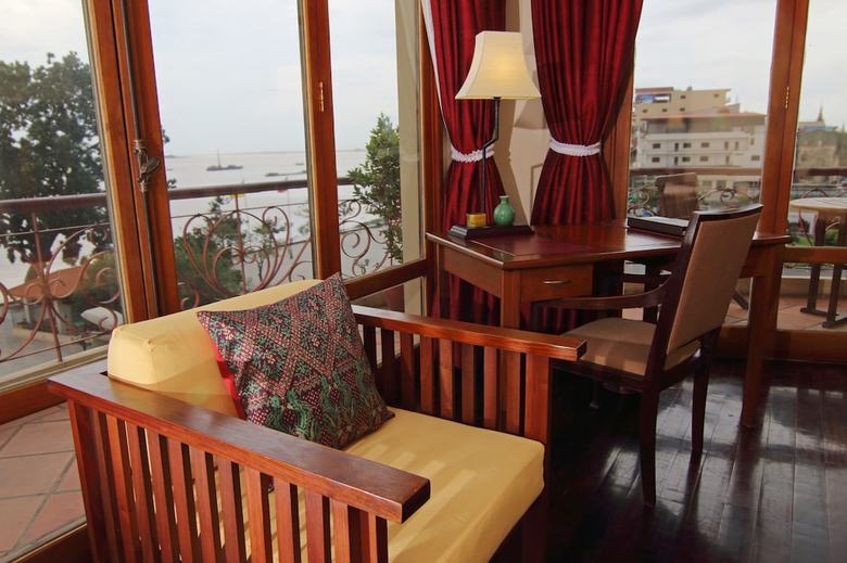 Amanjaya Pancam Suites Hotel