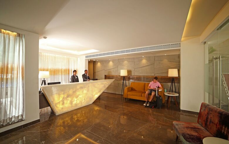 Hotel The Royale Senate Race Course