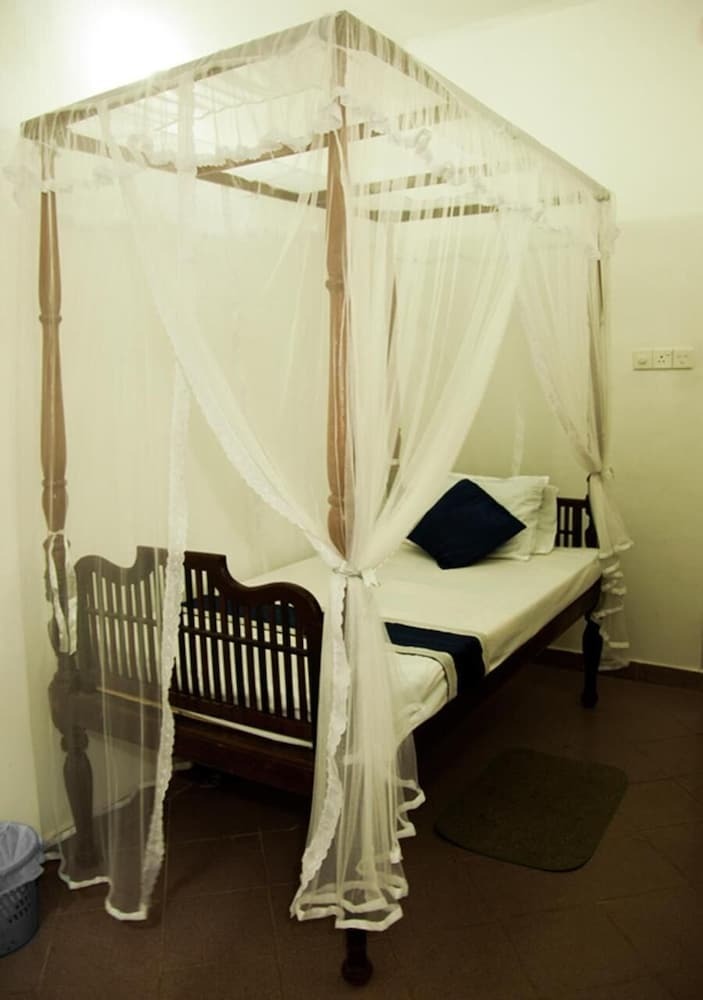 Hostal Colombo Lavinia Beach Hostel