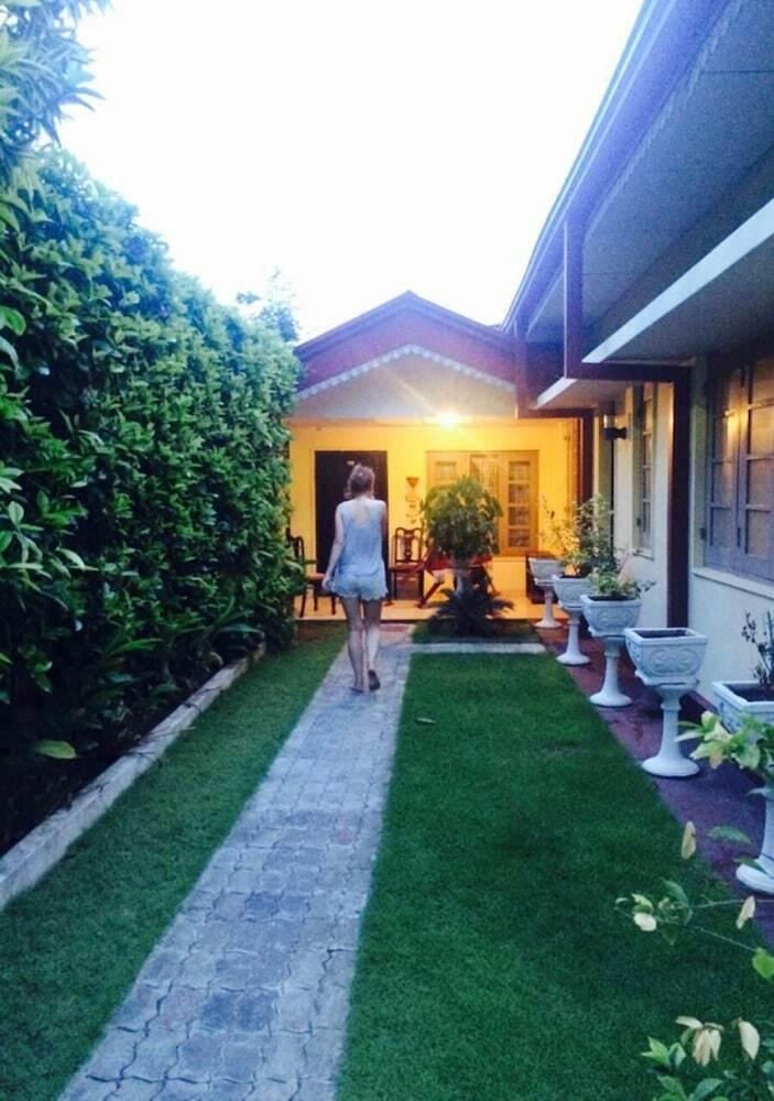 Hostal Colombo Lavinia Beach Hostel