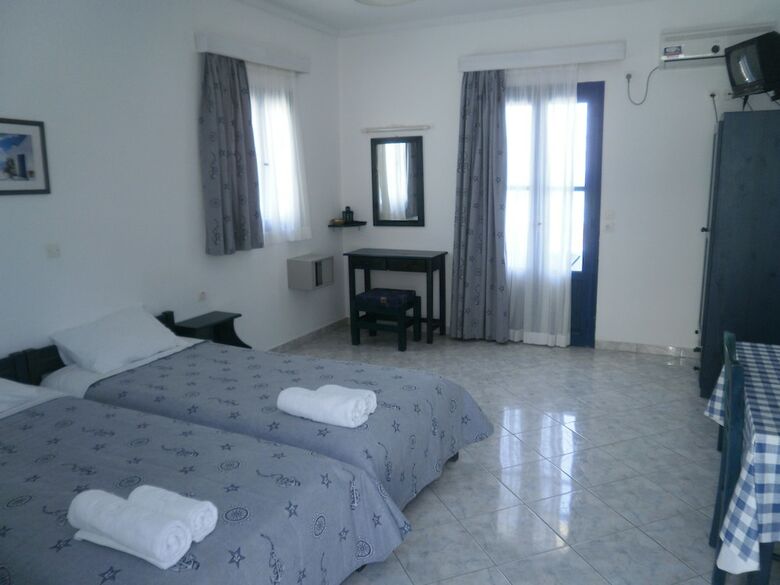 Blue And White Studios & Apartments