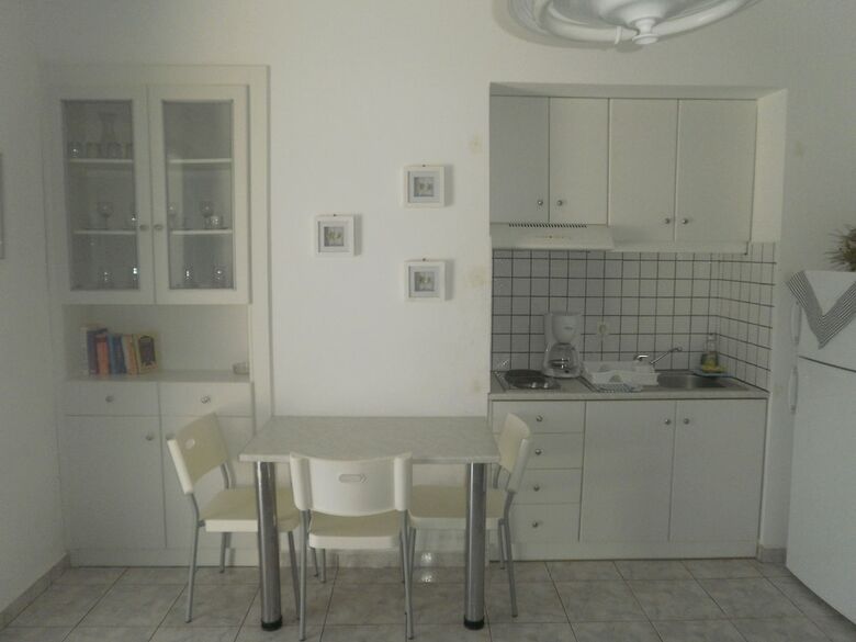 Blue And White Studios & Apartments
