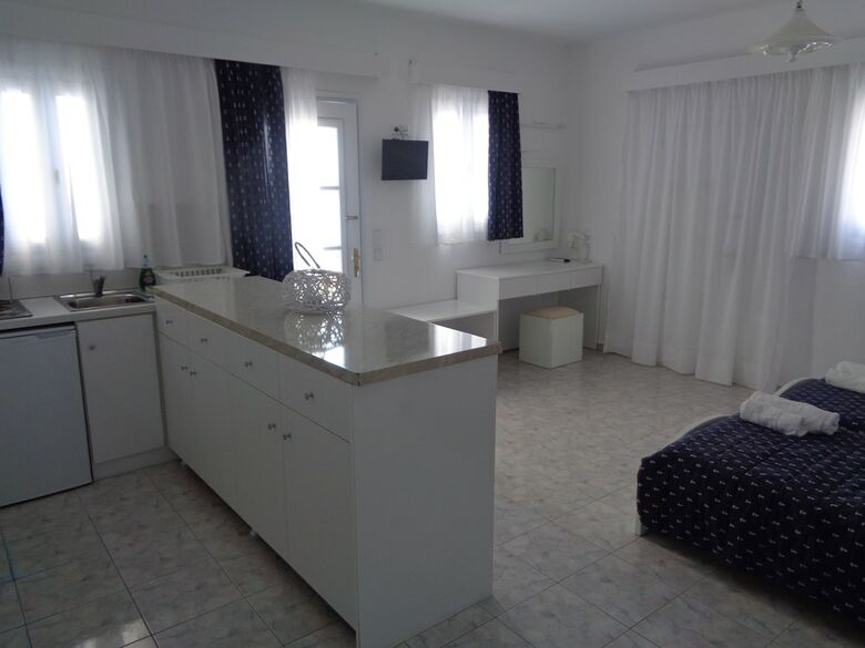 Blue And White Studios & Apartments