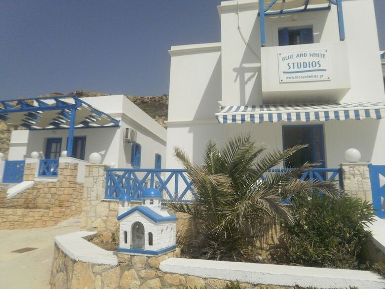 Blue And White Studios & Apartments