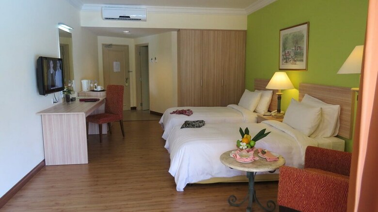 Hotel The Qamar Paka