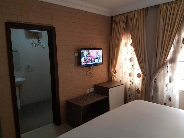 Emzrel Hotel & Suites