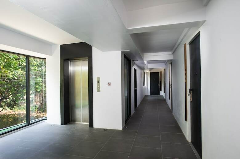 9.5 Hotel