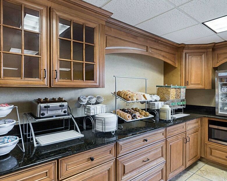 Hotel Comfort Suites Airport
