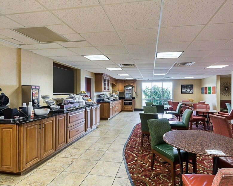 Hotel Comfort Suites Airport