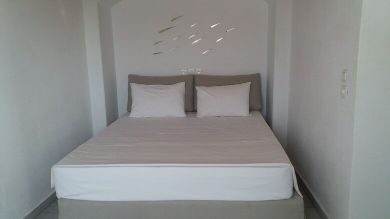 Hotel Manos Rooms