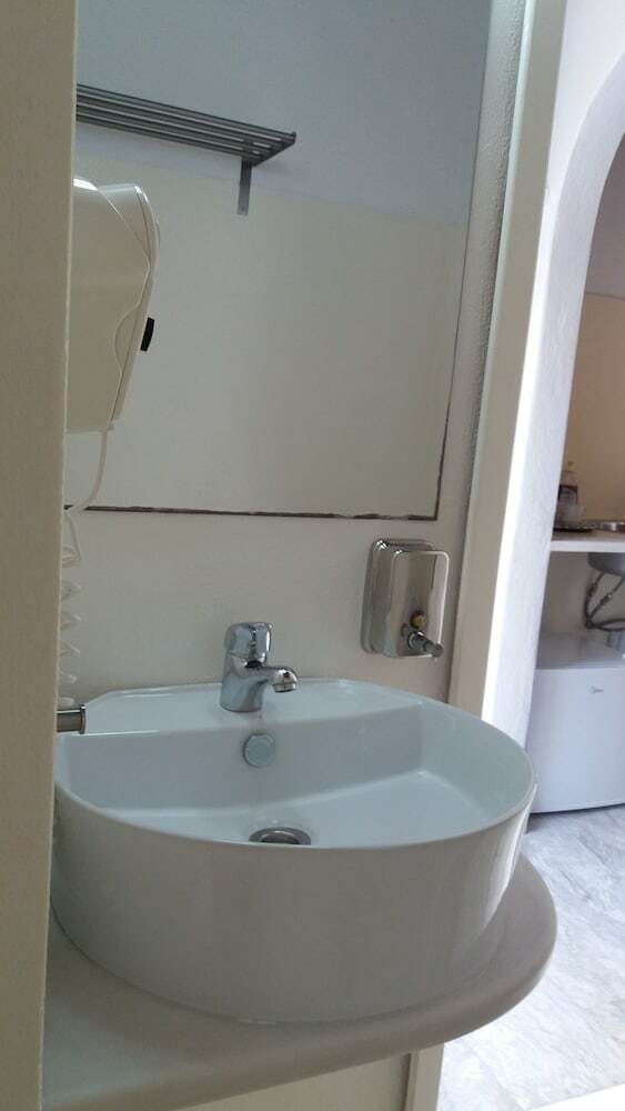 Hotel Manos Rooms
