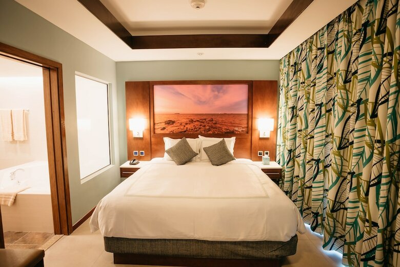 Surfrider Resort Hotel