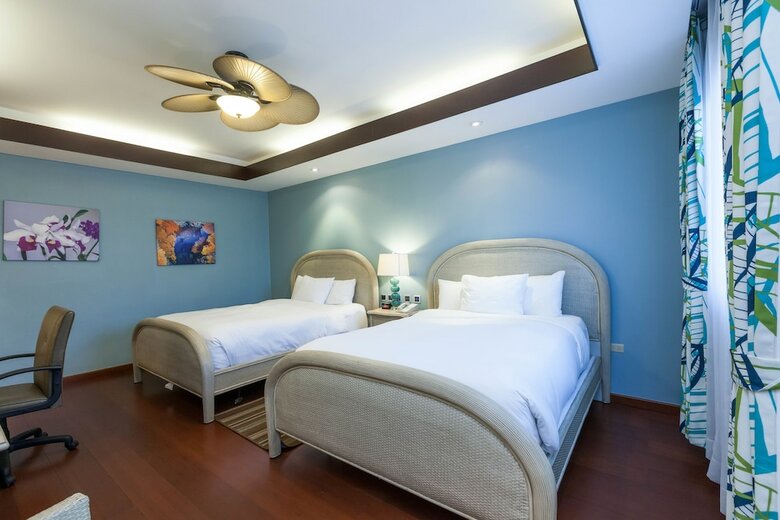 Surfrider Resort Hotel