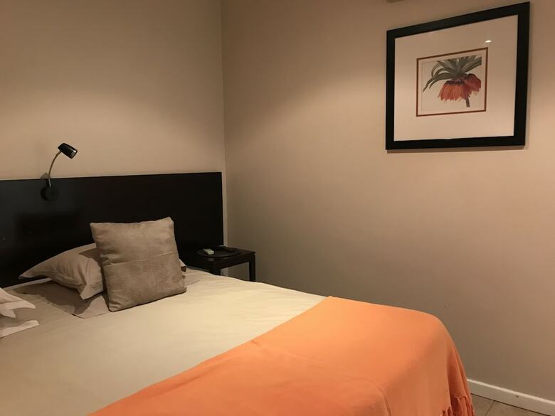 Hotel Vj's Guesthouse And Restaurant