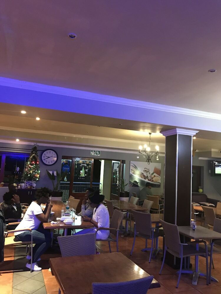 Hotel Vj's Guesthouse And Restaurant