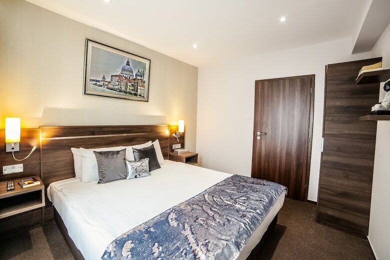Hampton Suites Apartments